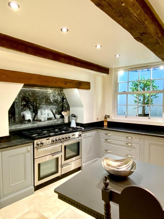 Pass The Keys Superbly Located Handsome Georgian Townhouse ชรูว์สเบอรี ภายนอก รูปภาพ
