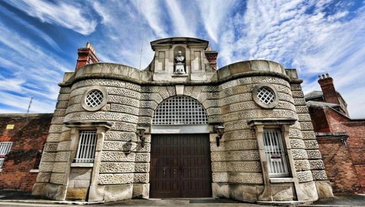 Pass The Keys Superbly Located Handsome Georgian Townhouse ชรูว์สเบอรี ภายนอก รูปภาพ